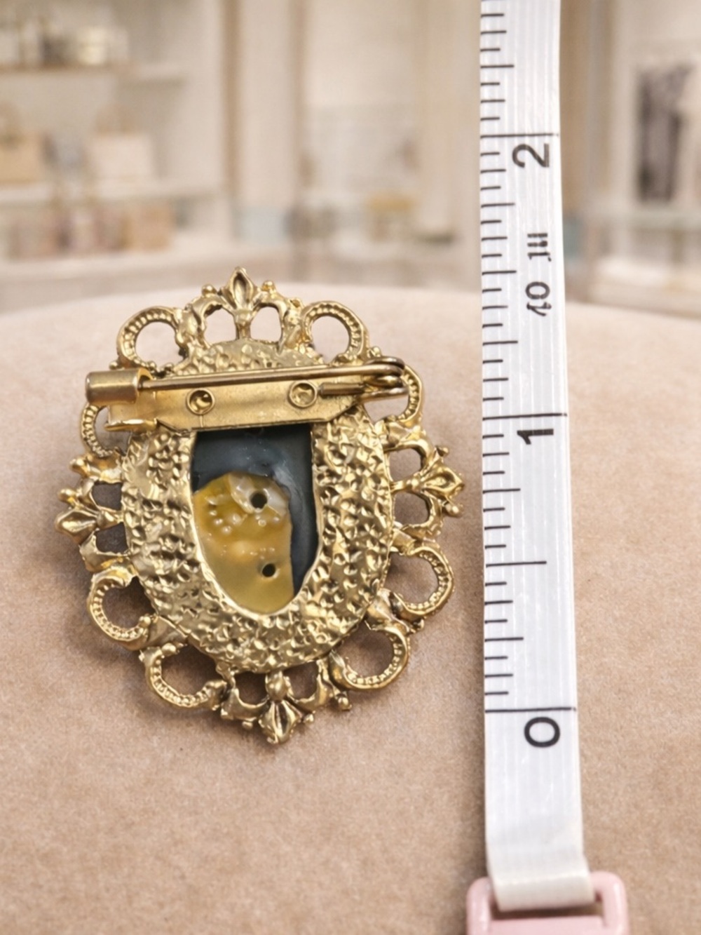 Vintage Gold Tone Plastic Black Oval Stone Brooch Pin - Picture 3 of 3